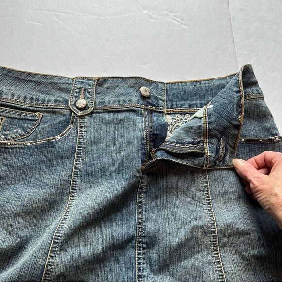 Jolt Women's Blue Jean Skirt Midi Faded Blue w/Lace and Studs Size 9 - Picture 4 of 6